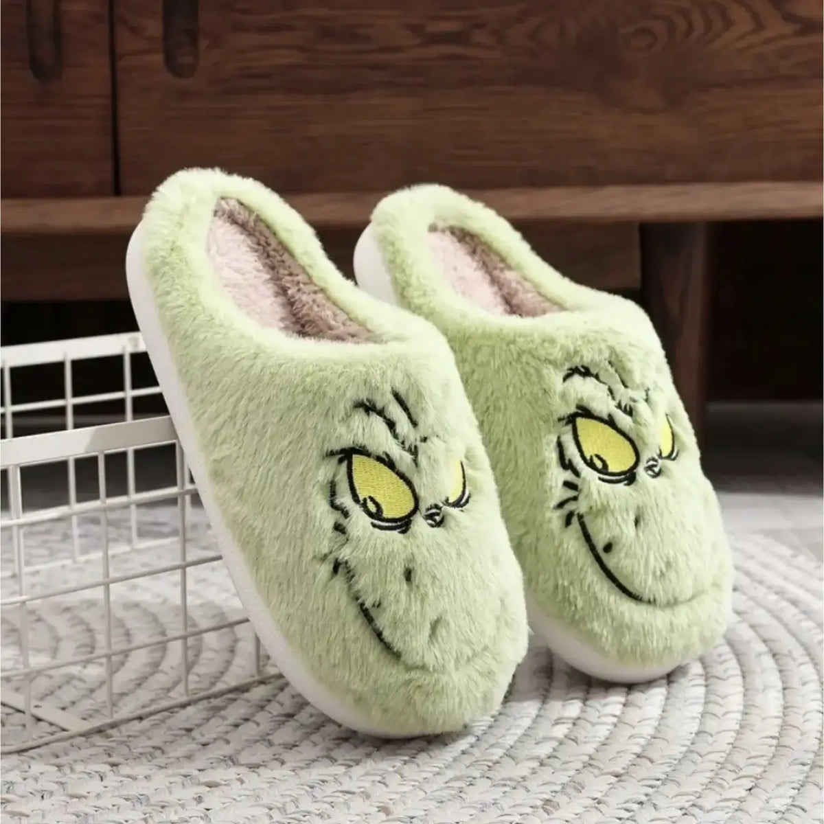 Christmas Themed Slip-on Slippers - HATO (1)